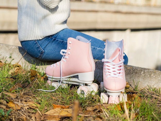 Gratis foto rolschaatsen op gras en bladeren