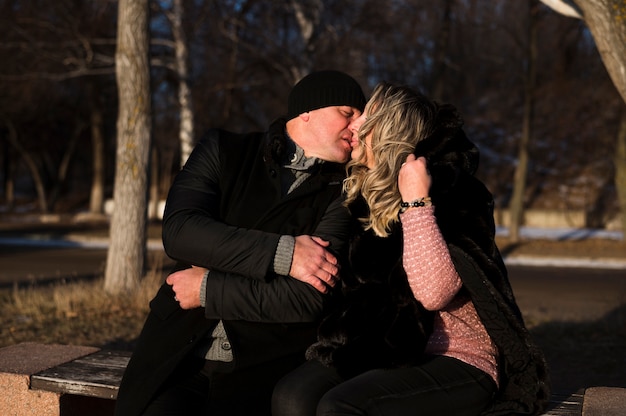 Gratis foto romantisch hoger paar dat elkaar kust