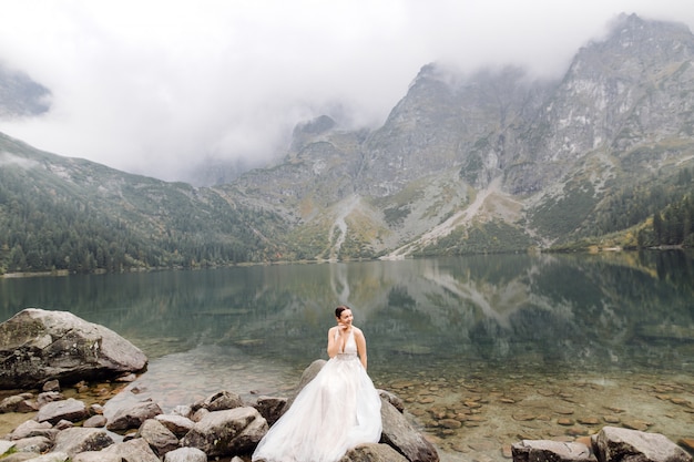 Romantisch huwelijkspaar in liefde status van het Sea Eye-meer in Polen. Tatra-gebergte.