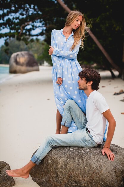 Romantisch jong stijlvol hipsterpaar verliefd op tropisch strand tijdens vakantie