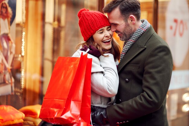 Romantisch moment van een paar tijdens het winkelen in de winter