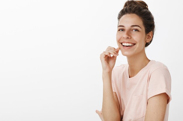 Romantisch mooi meisje poseren tegen de witte muur