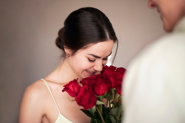 Romantisch paar dat Valentijnsdag viert met een boeket rode rozen