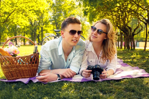 Romantisch paar die fotobeelden doen op picknicktijd in een park.