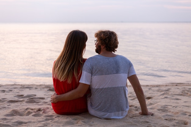 Romantisch paar op strand bij zonsondergang