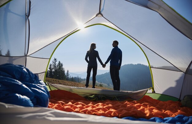 Romantisch paar rustend op de camping in de zomerbergen