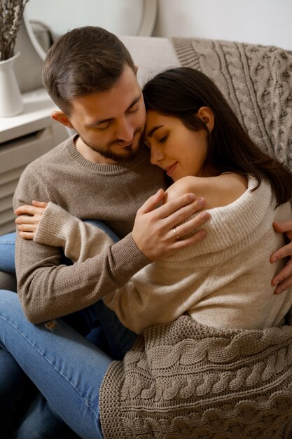 Romantisch paar thuis. Een aantrekkelijke jonge vrouw en een knappe man genieten van tijd doorbrengen