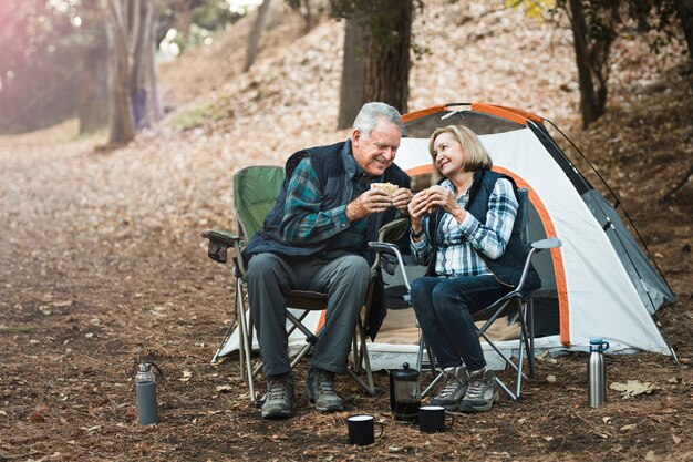 Romantisch senior koppel met een picknick bij de camping