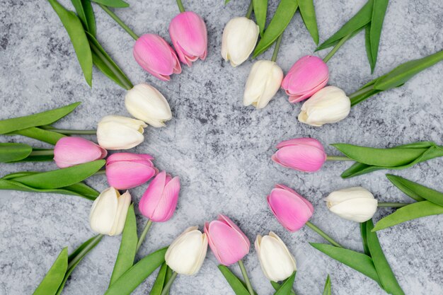 Romantische compositie gemaakt met witte en roze tulpen