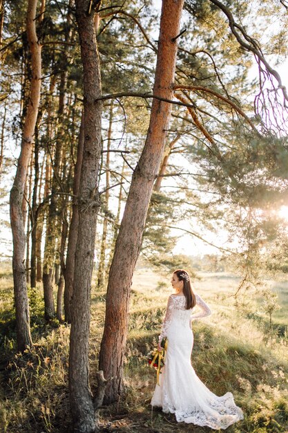 Romantische foto in het sprookjesbos. Mooie vrouw