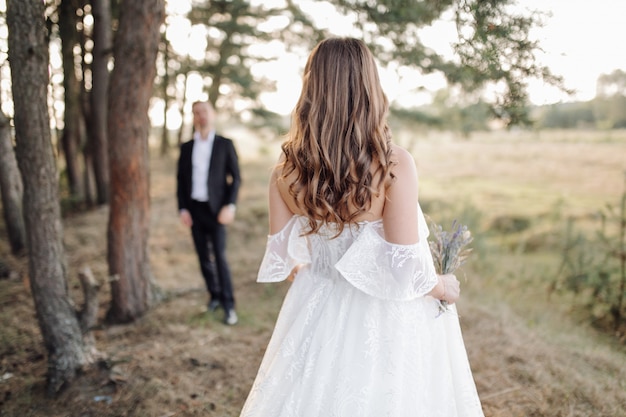 Romantische foto in het sprookjesbos. Mooie vrouw