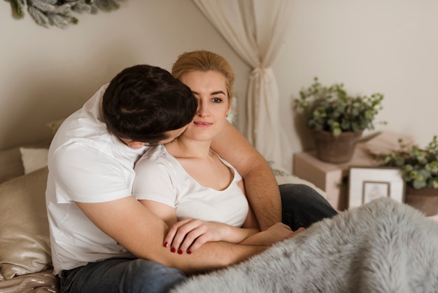 Romantische jonge man en vrouw samen verliefd