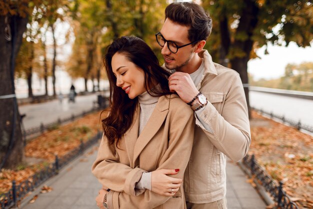 Romantische momenten. Gelukkige mooie paar verliefd gek rond en plezier in geweldige herfst park.