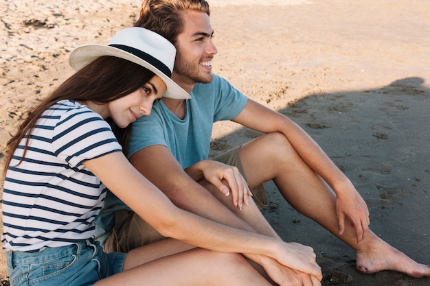 Romantische scène van het paar zitten aan het strand