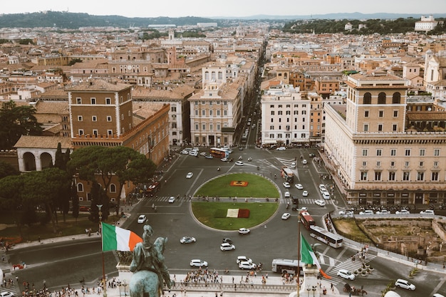 Rome, italië - 21 juni, 2018: panoramisch uitzicht op piazza venezia en stad vanaf vittorio emanuele ii monument ook bekend als de vittoriano in rome. verkeersauto's en zomerdag met blauwe lucht