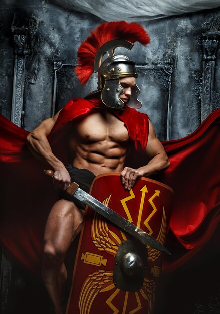 Romeinse krijger met gespierd lichaam met zwaard en schild