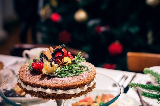 Romig dessert met gemengde bessen erop