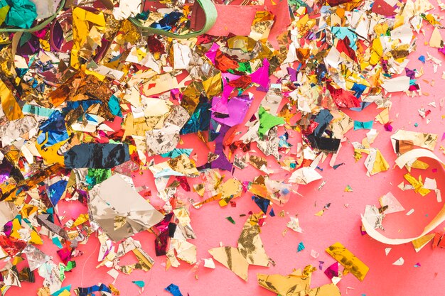 Rommelige confetti en gekleurd papier