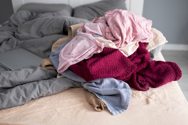 Rommelige kleding onder een hoge hoek op bed