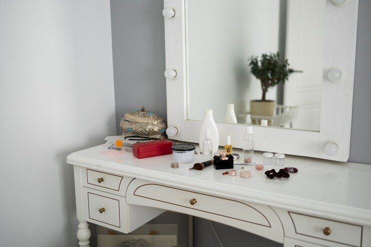 Gratis Foto rommelige make-up onder een hoge hoek op tafel