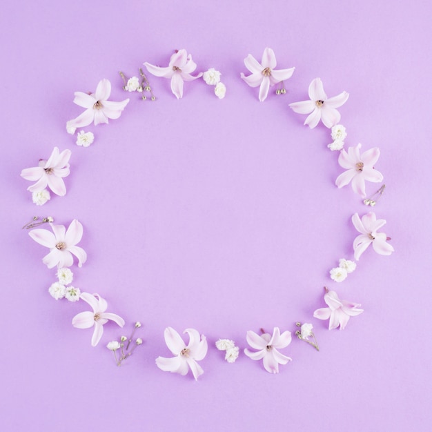 Gratis foto rond frame van kleine bloemen op tafel