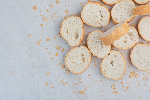 Rond vers wit brood op marmeren achtergrond.