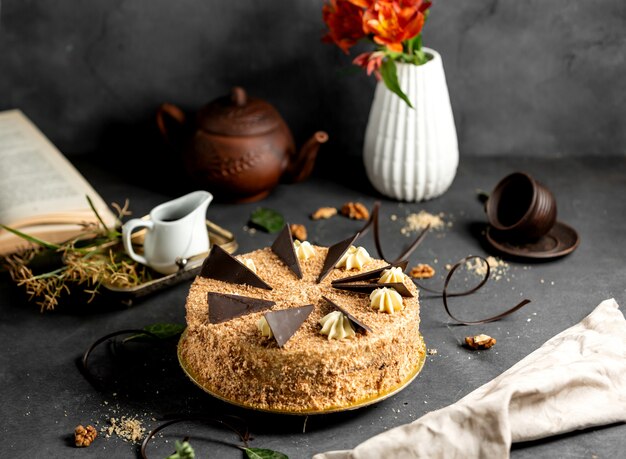 Ronde cake bedekt met kruimels bedekt met stukjes chocolade