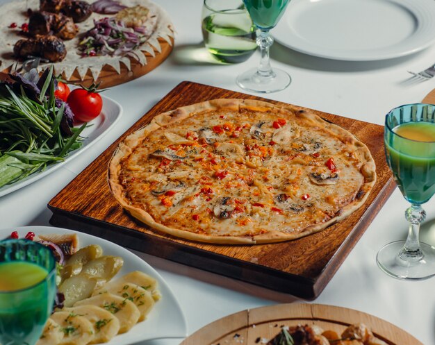 ronde Italiaanse pizza op de tafel