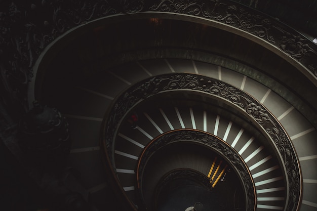 Ronde trap in een Vaticaanmuseum dat bezoekers naar christelijke kunstwerken leidt