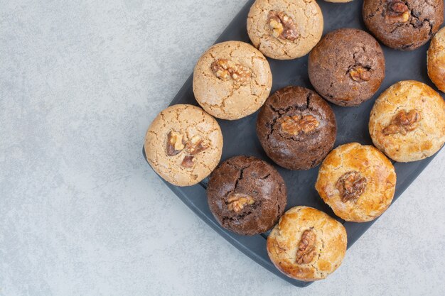 Ronde verse heerlijke koekjes op donkere plaat.