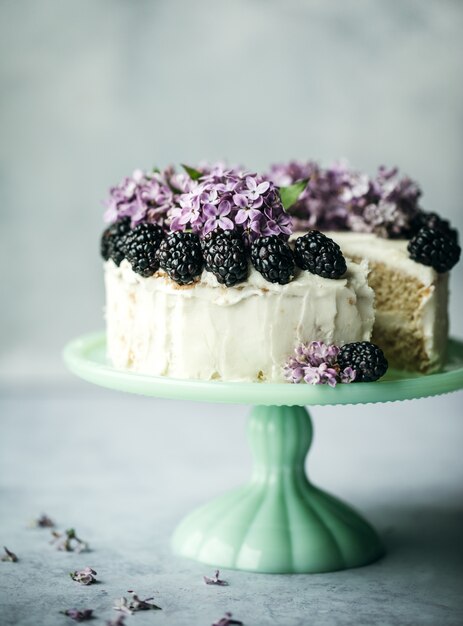 Ronde witte glazuur gedekte cake