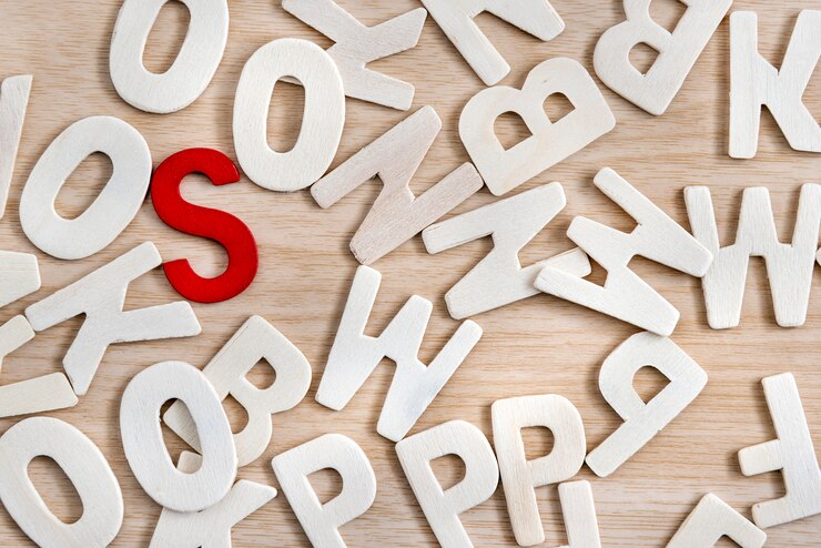 Rood alfabetleider van letters