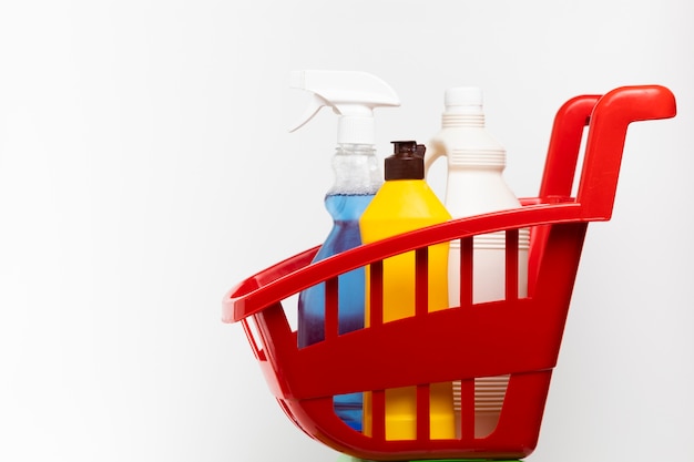 Rood bekken met verschillende reinigingsmiddelen