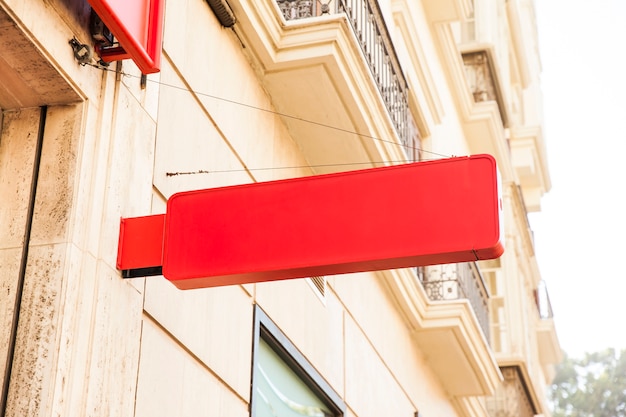 Rood bord op de muur