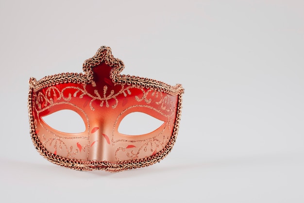 Gratis foto rood carnaval-masker op witte lijst