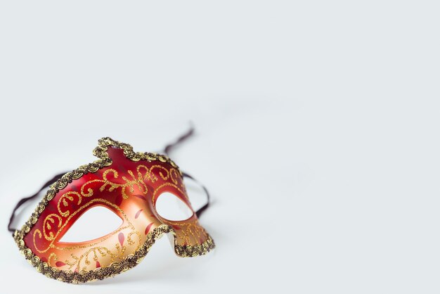 Rood en gouden carnaval masker