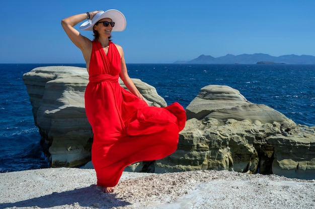 Gratis foto rood geklede vrouw in de wind