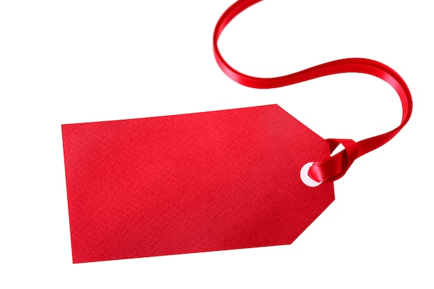 Rood giftmarkering of prijskaartje met rood lint dat op wit wordt geïsoleerd