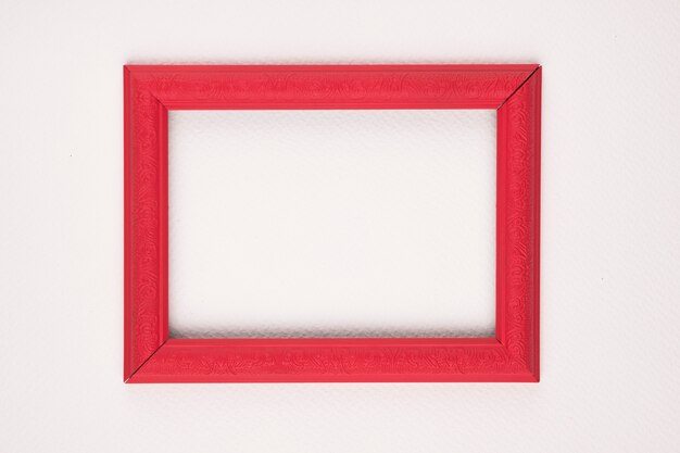 Rood grens houten frame op witte achtergrond