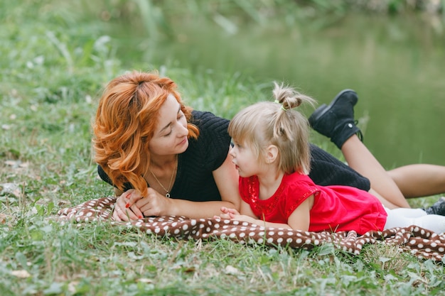 Gratis foto rood groen meisje liefde zwart