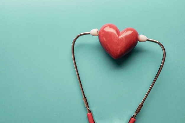 Rood hart met stethoscoop, hartgezondheid, ziektekostenverzekeringconcept, wereldhartdag, wereldgezondheidsdag
