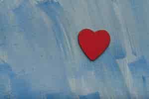 Gratis foto rood hart op een blauwe muur