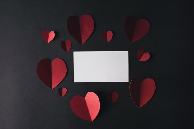 Rood hart papier en blanco met notitie kaart