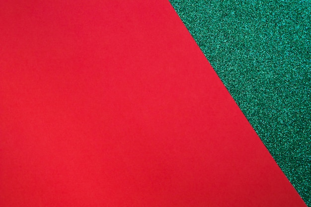 Rood kartondocument op groene oppervlakte