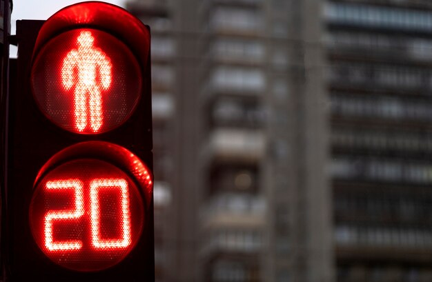 Rood lichtbord voor voetgangersovergangen in de stad