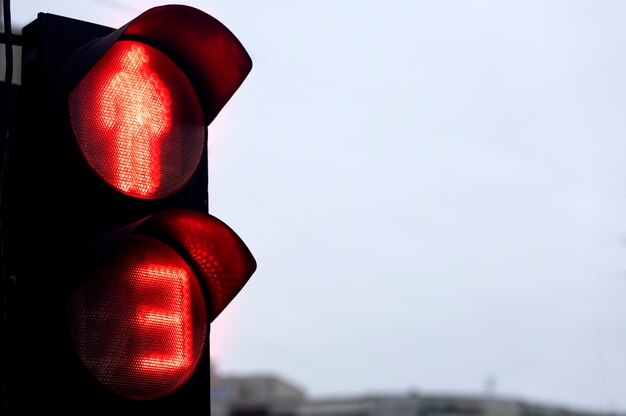 Rood lichtbord voor voetgangersovergangen in de stad