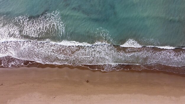 rood strand gefotografeerd door een drone