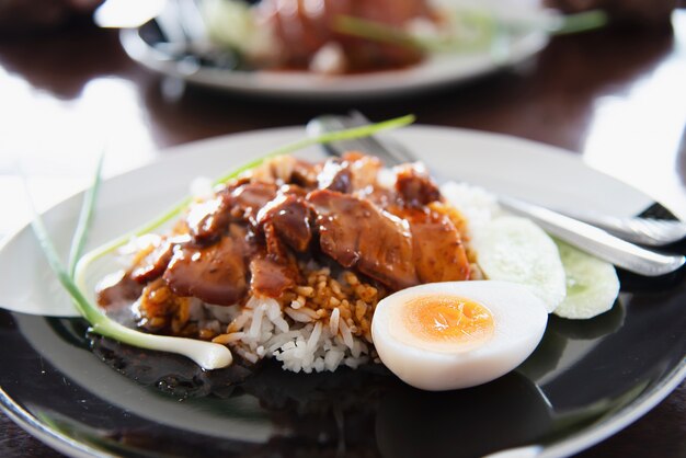 Rood varkensvlees en rijst - beroemd Thais voedselrecept