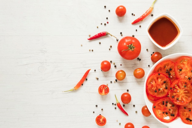 Rood veganistvoedsel op witte achtergrond