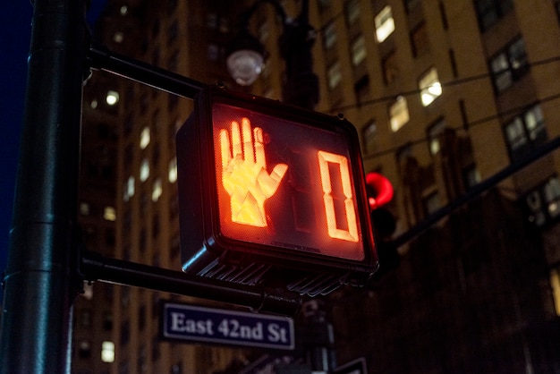 Rood verkeerslicht in de stad